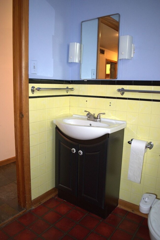 Building Photo - Marvelous 4 Bed 2.5 Bath House In Quarry H...