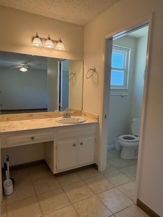 Building Photo - 3 bed 2 bath home available now!