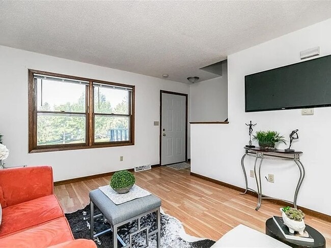 Building Photo - Beautiful Condo Close to University of Iowa