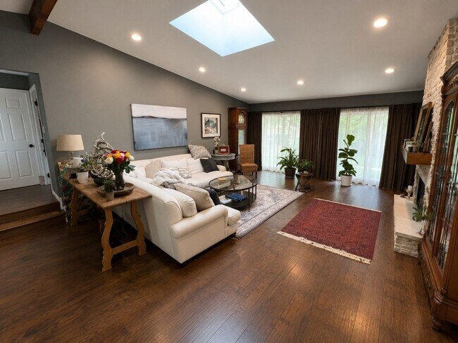 Building Photo - 803 Single Oak Cove