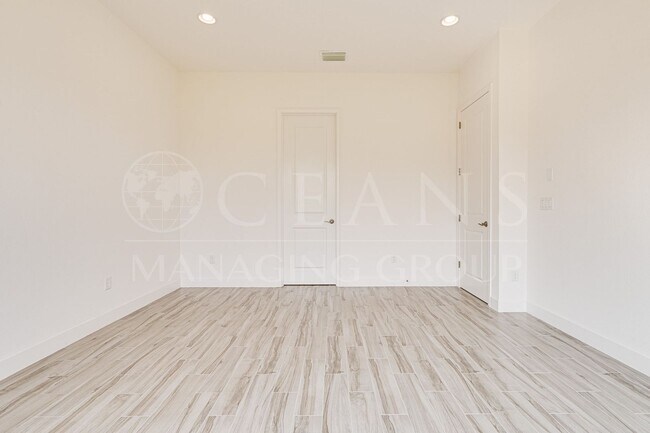 Building Photo - Luxurious 3-Bedroom Home Backing to a Natu...