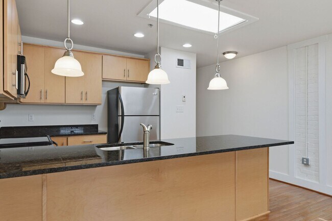Building Photo - Cool 1 bedroom condo in the heart of the Fan District