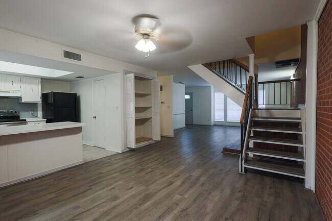 Building Photo - 10014 Stratmore Cir