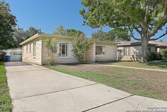 Building Photo - ~~COZY 3BD/2BA HOME! HIGHLANDS HIGH SCHOOL!!~~