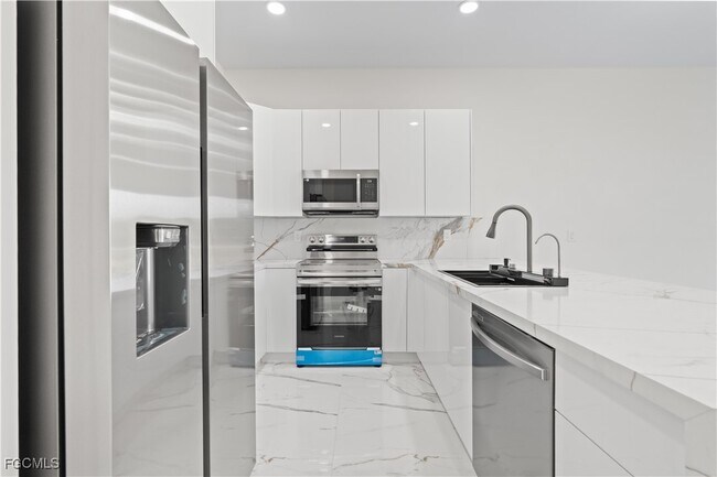 Building Photo - 428 Petite Ave