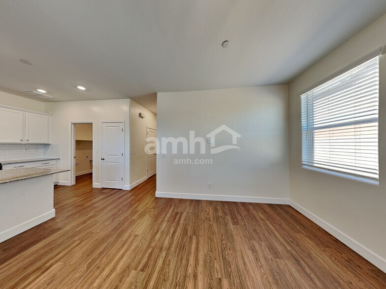 Building Photo - 5913 W Columbine Dr