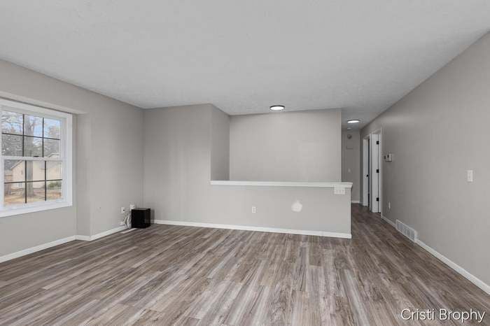 Building Photo - 952 Woodside Dr