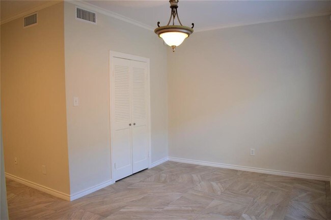 Building Photo - 600 Wilcrest Dr