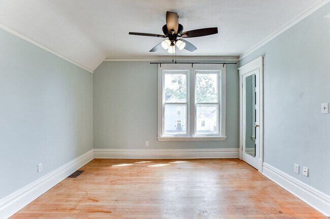 Building Photo - Renovated 3 Bedroom 2 bathroom house. Superb Master suite.