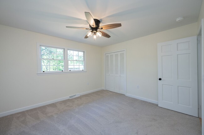 Building Photo - SPACIOUS RETREAT WITH DOWNTOWN CONVENIENCE