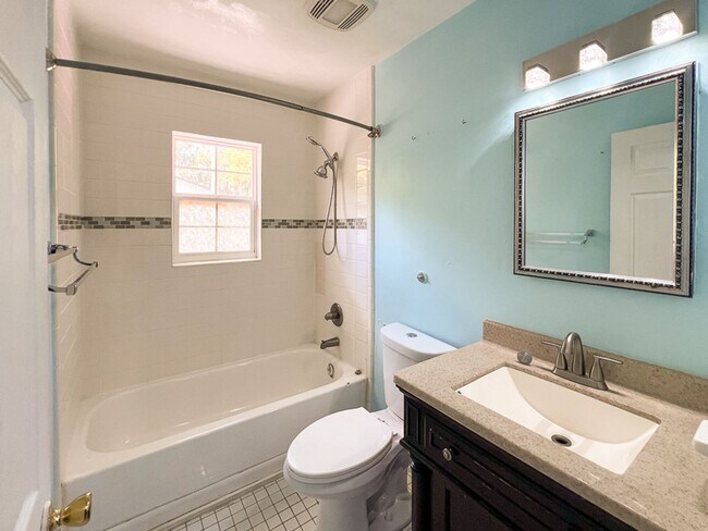 Building Photo - 2BR/1BA Flat Biking/Walking Distance to UF...