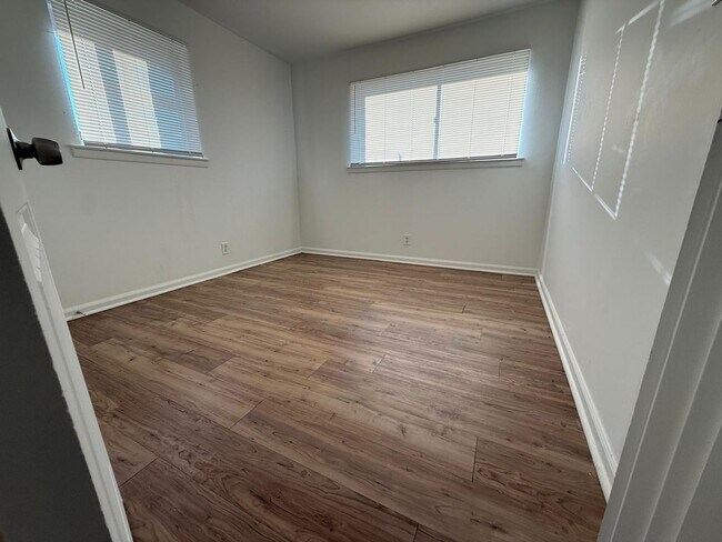 Building Photo - FOR RENT – 4 BEDROOM HOME AVAILABLE NOW