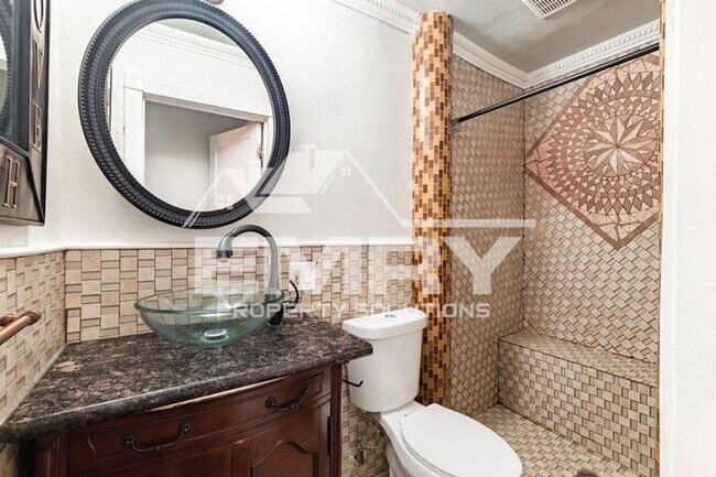 Building Photo - Beautiful 2 Bed 1 Bath House in Lynwood CA 90262