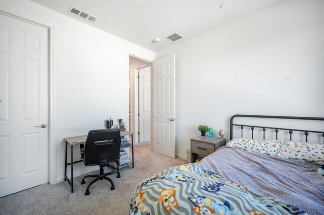 Building Photo - $3595.00 - Newer Large 3/2.5 Townhome in B...