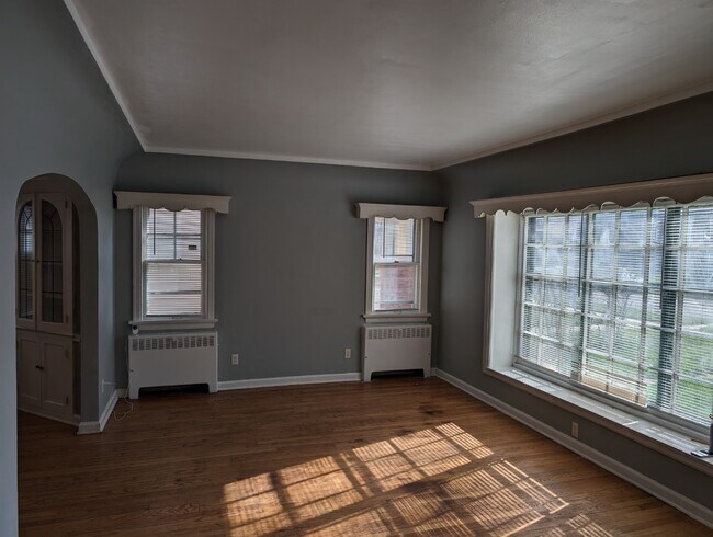 Building Photo - Renovated 3BR/1.5BA | 1,200 Sq Ft | Pet Fr...