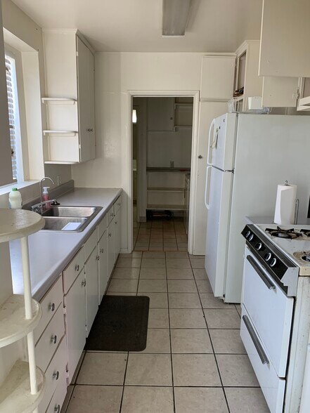 Kitchen - 2640 S Corning St