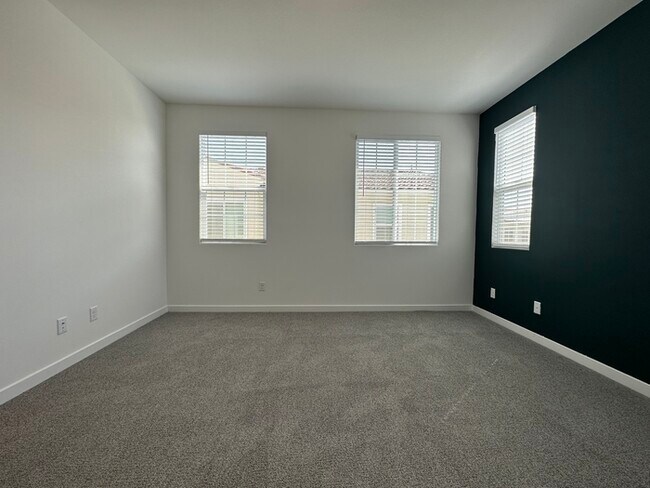 Building Photo - Gorgeous 3 Bedroom 2.5 Bathrooms