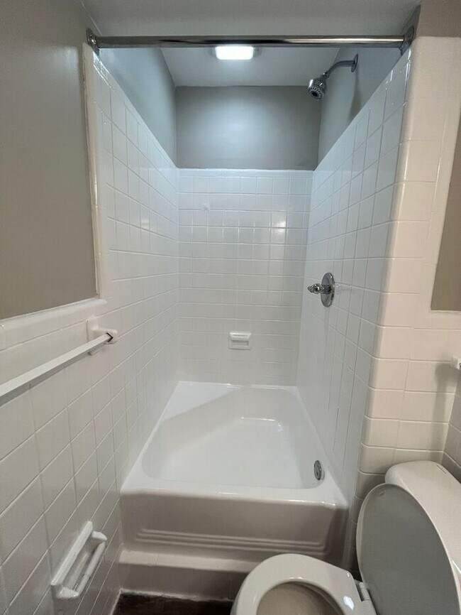 Building Photo - One Month Free! Classic 1 Bedroom Apartment in Historic Downtown College Park!