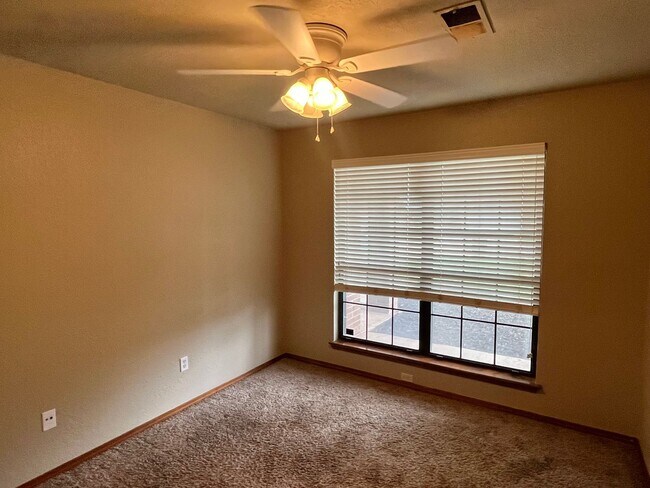 Building Photo - Great 3 Bed 2 Bath In Edmond