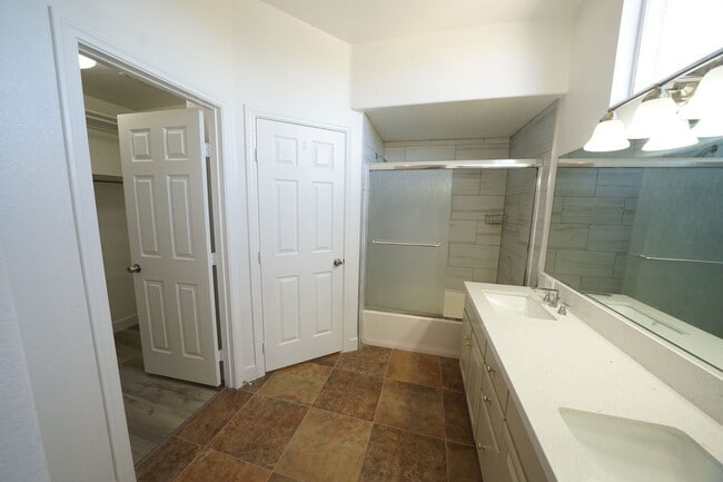 Building Photo - SHOWINGS AVAILABLE NOW