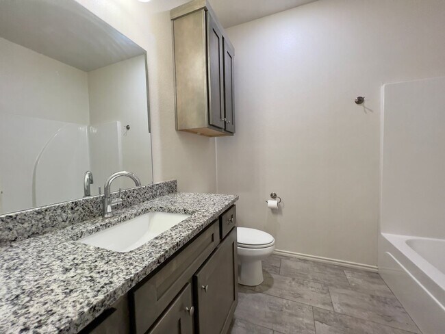Building Photo - Charming 2 Bedroom, 2 Bathroom Townhome in...