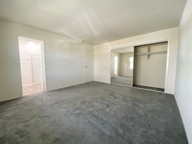 Building Photo - Modern Elegance in North Clairemont! Updat...