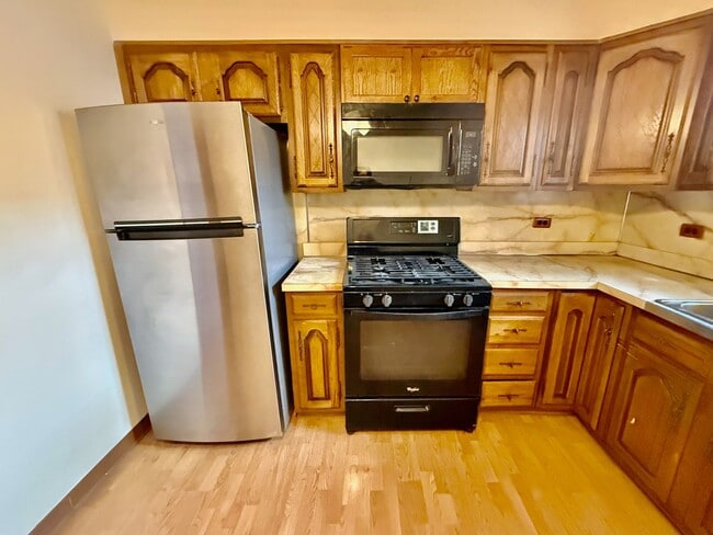 Building Photo - Spacious 3 BR / 1 BA HOUSE in Great South Philly location w/ Hardwood Flooring-Nice Kitchen-Washe...