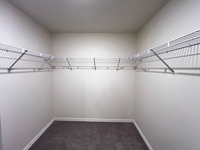 Building Photo - 4BD/2BA Modern Comfort Meets Suburban Serenity in Ocala! WASHER & DRYER INCLUDED!