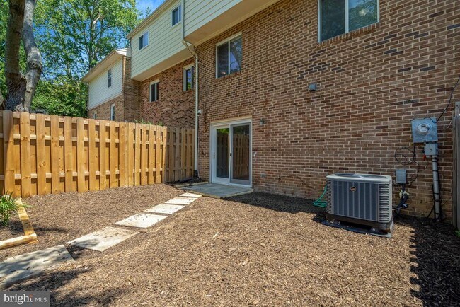 Building Photo - 7065 Leewood Forest Dr