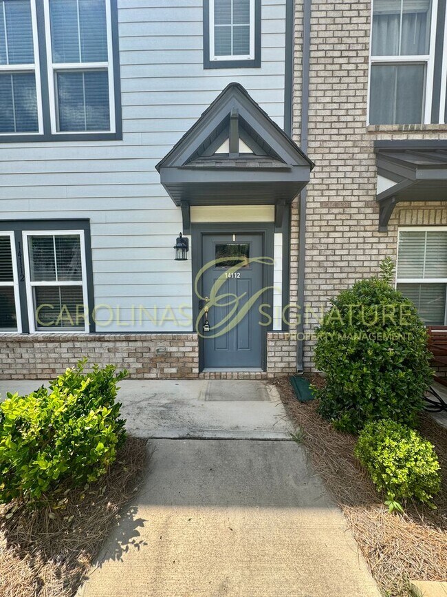 Building Photo - Fantastic 3BR/2.5BA Townhome located in The Elm at Stonecrest