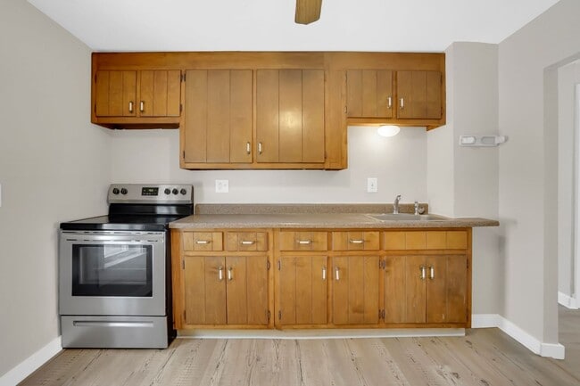 Building Photo - 11 Russell Rd