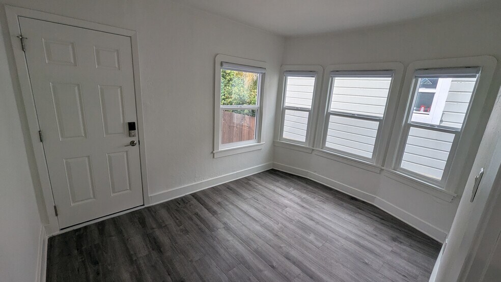 Building Photo - 552 45 St