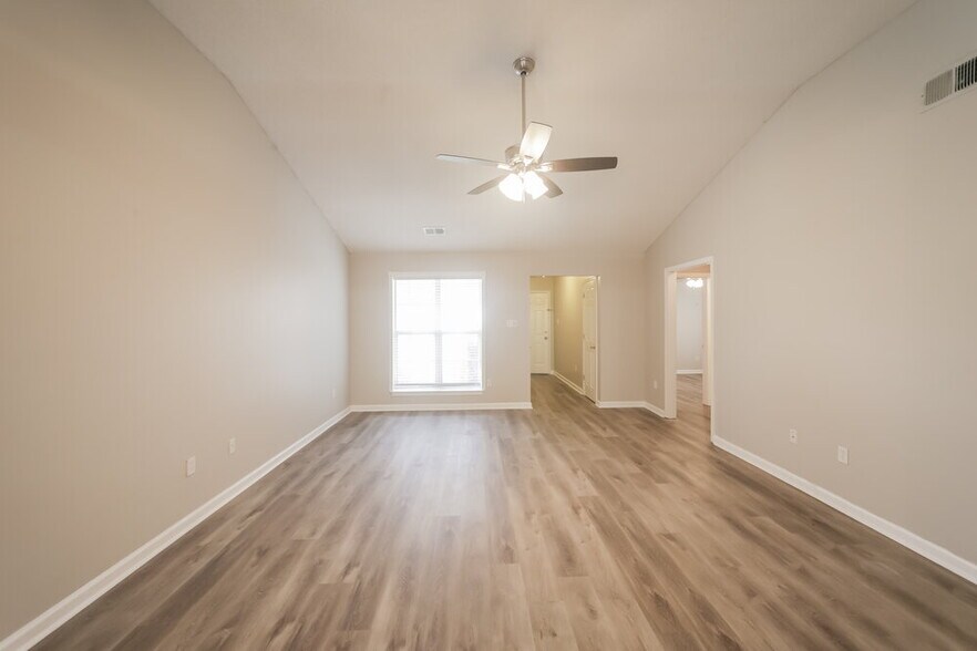 Building Photo - 923 Remington Cove