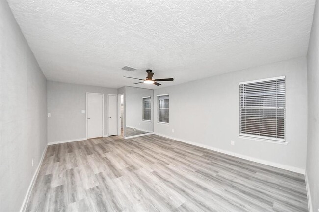 Building Photo - 11134 Bellerive Dr
