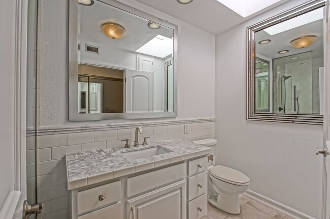 Building Photo - BRIGHT & AIRY, REAR-UNIT TOWNHOUSE W/ SPAC...