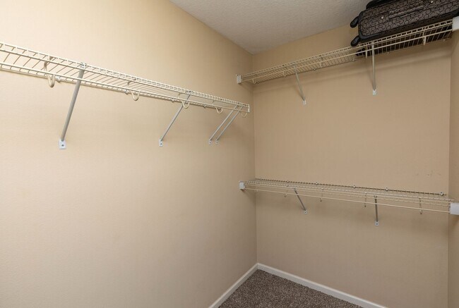 Building Photo - END UNIT!!  3 Bedroom, 2.5 Bathroom Townhome in West Des Moines!