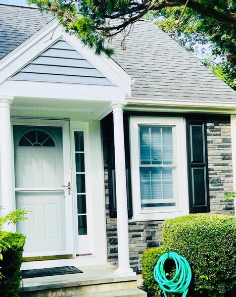 Building Photo - 94 Country Club Dr