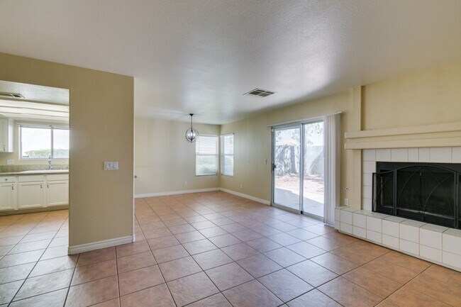Building Photo - SUMMERLIN, SPACIOUS, 4 BED HOME WHITH A LARGE BACKYARD