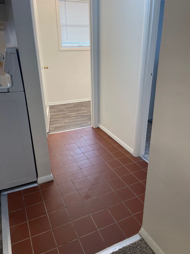 Building Photo - Nice and Bright Rambler near Downtown Kirkland