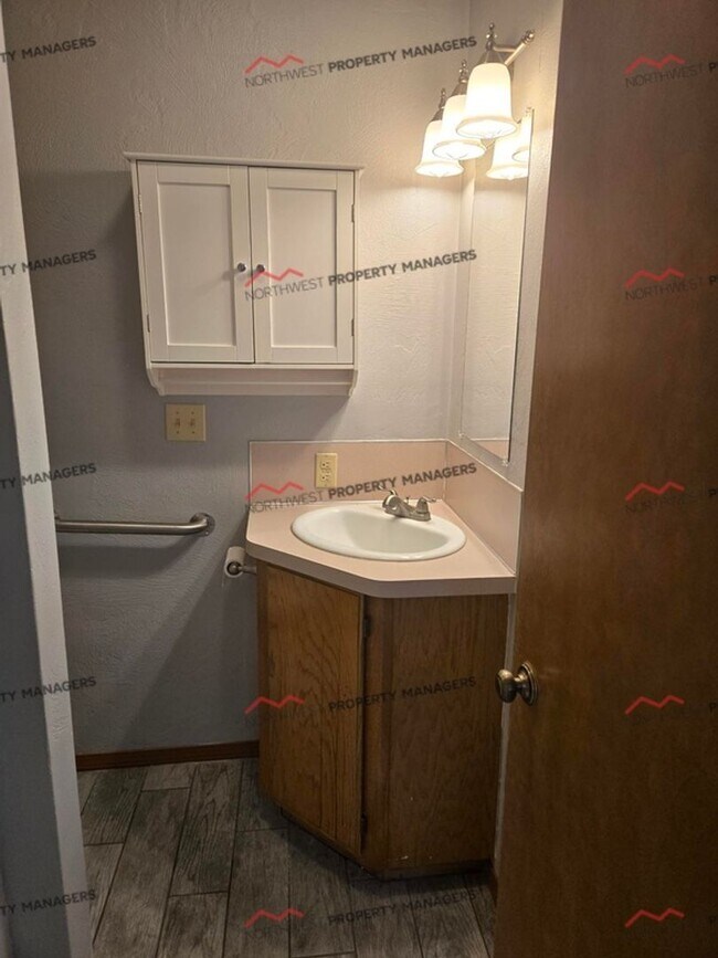 Building Photo - R325C