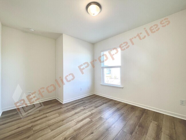 Building Photo - 6117 Oak Psge Dr