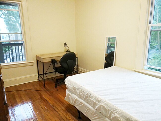Building Photo - 4 Bedroom Duplex Close to Campus! - 6/1/26