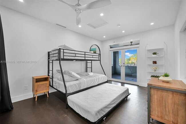 Building Photo - 150 NE 50th St