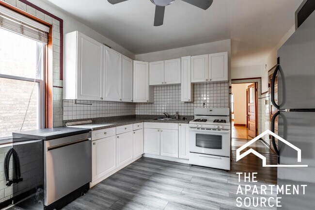 Building Photo - 2042 W Armitage Ave