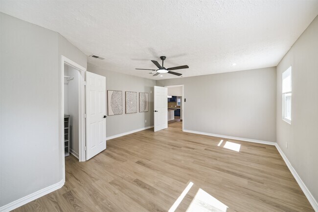 Building Photo - 10826 Thorncliff Dr