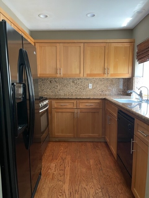 Granite Kitchen with Refrigerator, Stove, Dishwasher and Wine Rack - 10911 Bluffside Dr