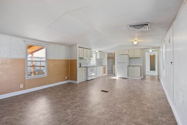 Building Photo - Large manufactured home