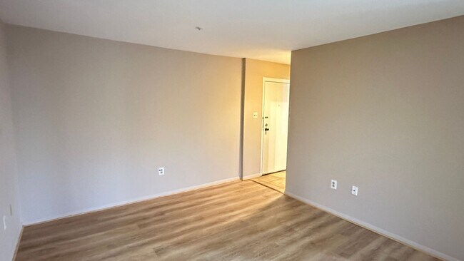 Building Photo - Spacious one bedroom condo located in the summer ridge community!