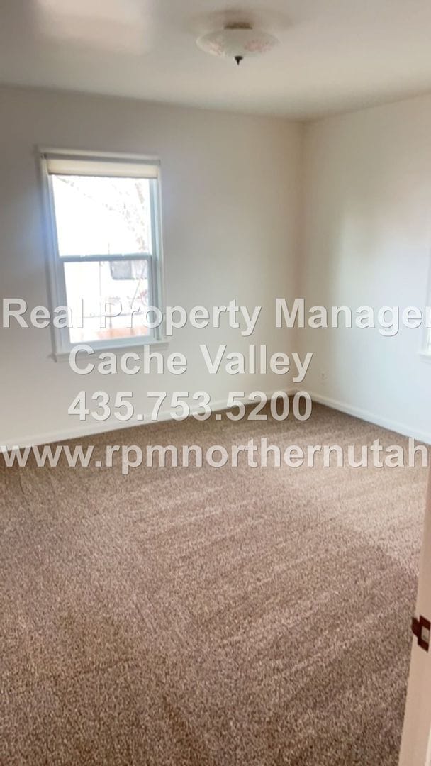 Building Photo - 2 br unit, on corner lot in Smithfield! Available for immediate move-in!