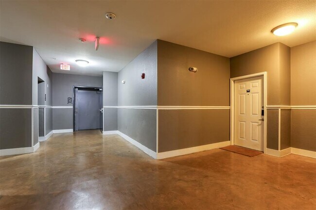 Building Photo - 910 W 25th St